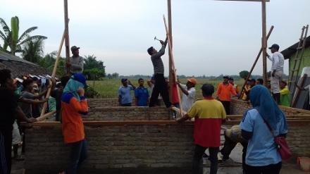 Gotong Royong Bangun Rumah Korban Bencana Angin Puting Beliung